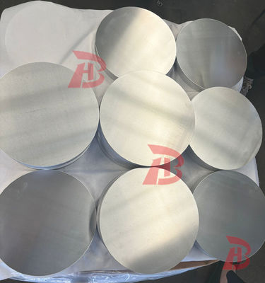 Surface lisse Disque d'aluminium de haute planéité 1050 1060 3003 alliage, 0,3 ‰ 6 mm d'épaisseur, taille personnalisée Blanc en aluminium pour couverture de lampe et pots
