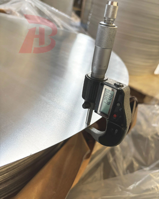 Processus de production Surface en aluminium fin en cercle Lissé Speccule Performance de traction Forte