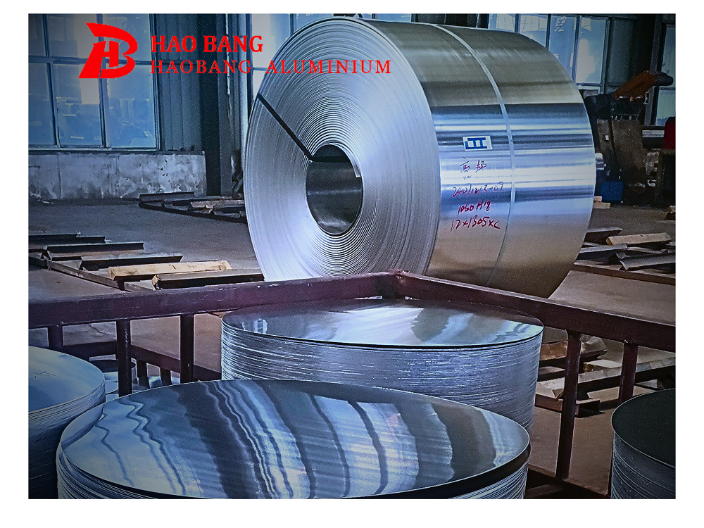 Série 1000 bande de bobine d'aluminium finement transformée et personnalisable pour ustensiles de cuisine, éclairage et panneaux d'avertissement.